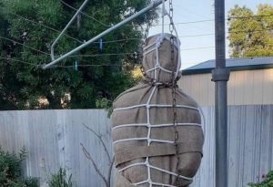 Decoração de halloween era similar a um corpo amarrado - Foto: Divulgação/Facebook