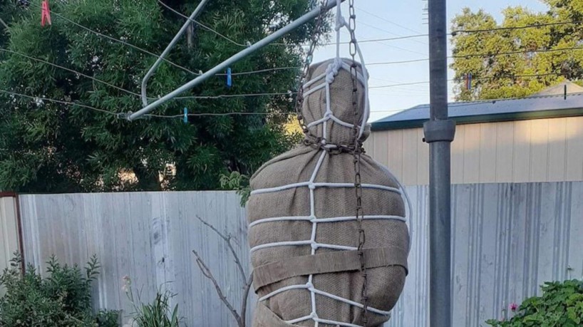 Decoração de halloween era similar a um corpo amarrado - Foto: Divulgação/Facebook