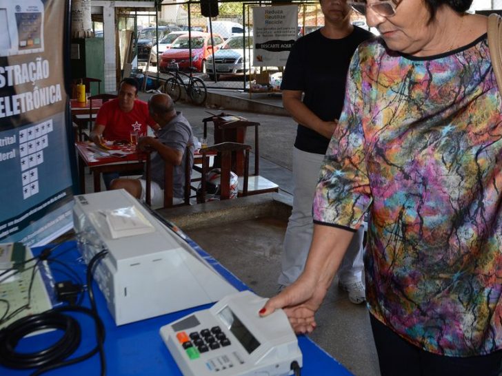 Especialistas chamados "hackers do bem" realizam testes diversos nos sistemas de segurança das urnas - Foto: José Cruz/Agência Brasil