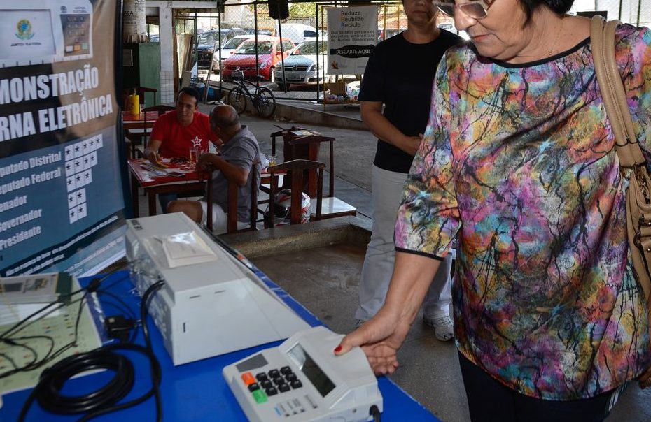 Especialistas chamados "hackers do bem" realizam testes diversos nos sistemas de segurança das urnas - Foto: José Cruz/Agência Brasil