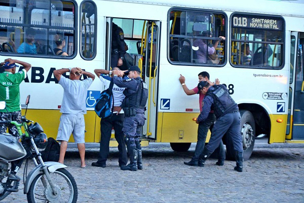 Policiais durante abordagem - Foto: Divulgação