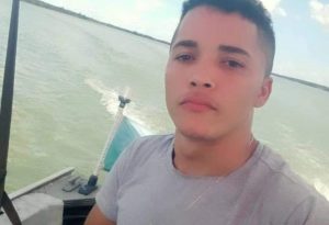 Jones Adriano Silva de Oliveira , de 23 anos, morreu após bater na traseira de um caminhão — Foto: Arquivo da família