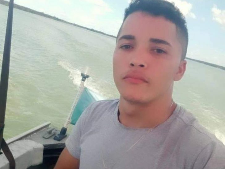 Jones Adriano Silva de Oliveira , de 23 anos, morreu após bater na traseira de um caminhão — Foto: Arquivo da família