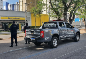 Bandidos levaram refém para sacar dinheiro em agência bancária, onde a polícia realizou o cerco. (Imagem ilustrativa) - Foto: Reprodução/Twitter