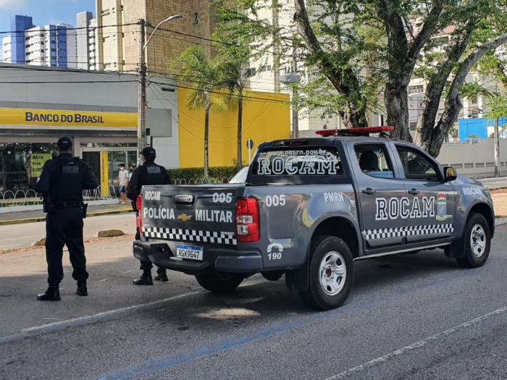 Bandidos levaram refém para sacar dinheiro em agência bancária, onde a polícia realizou o cerco. (Imagem ilustrativa) - Foto: Reprodução/Twitter