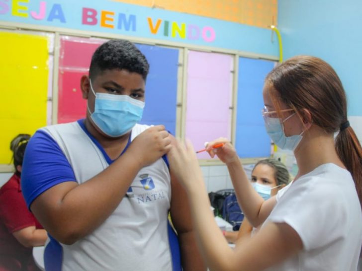 Vacinação para adolescentes em escolas – Foto: Manoel Barbosa/SME