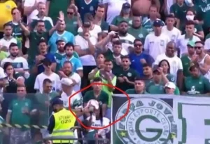 Mulher leva bolada no rosto em jogo de futebol e tem perda de visão temporária - Foto: Reprodução