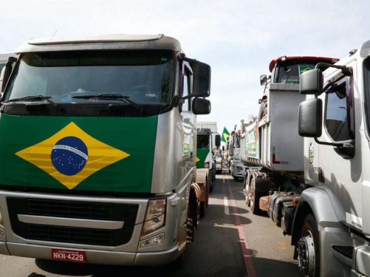 Alguns caminhoneiros começaram as ações na madrugada desta segunda (01) no Porto de Santos - Foto: Reprodução