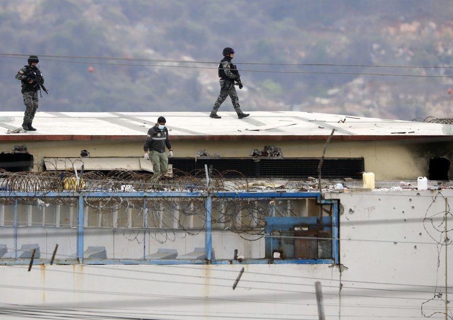 Agentes no teto da penitenciária em Guayaquil onde houve uma rebelião, em 13 de novembro de 2021 — Foto: Jose Sanchez/AP