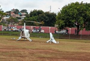 Com impacto do pouso forçado, a cauda do helicóptero se desprendeu - Foto: Nathália Machado/ TV Globo