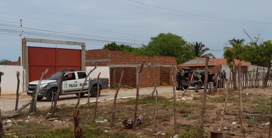 Polícia Militar conseguiu localizar e prender um dos suspeitos do crime neste domingo (26), em Areia Branca. — Foto: Cedida/ PM