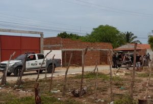 Polícia Militar conseguiu localizar e prender um dos suspeitos do crime neste domingo (26), em Areia Branca. — Foto: Cedida/ PM