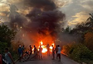 Protesto aconteceu nesta tarde na estrada de Touros — Foto: Reprodução/g1