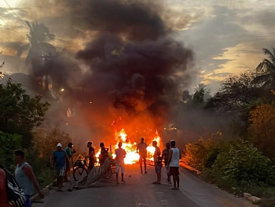 Protesto aconteceu nesta tarde na estrada de Touros — Foto: Reprodução/g1