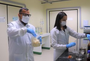 Cientistas manuseiam os protótipos que estão sendo desenvolvidos – Foto: Arthur de Souza