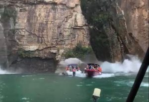 Pedra desliza sobre turistas em Capitólio — Foto: Redes Sociais/Reprodução