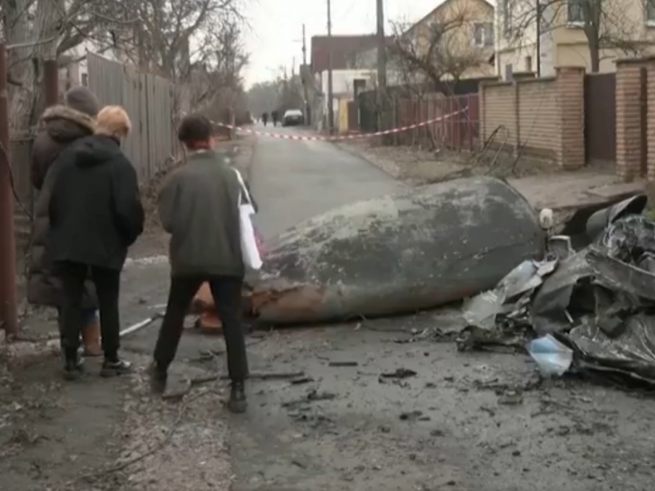 Avião é abatido sobre capital ucrâniana e destroços caem em área residencial da cidade - Foto: Reprodução/g1