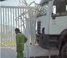 Motorista perde controle e caminhão derruba grade de escola na Zona Norte de Natal - Foto: Reprodução