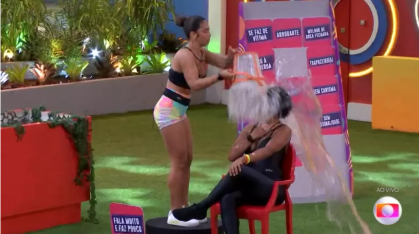 Maria acerta cabeça de Natália com balde ao vivo no BBB e web pede expulsão - Foto: Reprodução