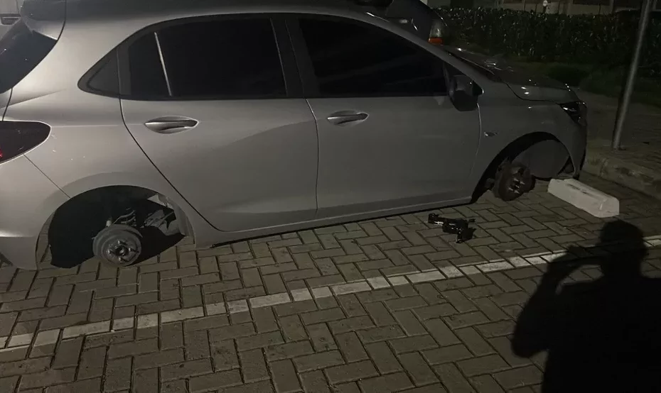 Homem encontra carro sem rodas após voltar de festa de aniversário - Foto: Arquivo Pessoal