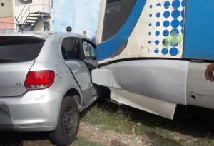 Carro é atingido por trem em linha férrea de Natal - Foto: Ronaldo/g1