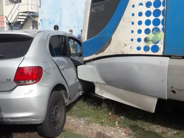 Carro é atingido por trem em linha férrea de Natal - Foto: Ronaldo/g1