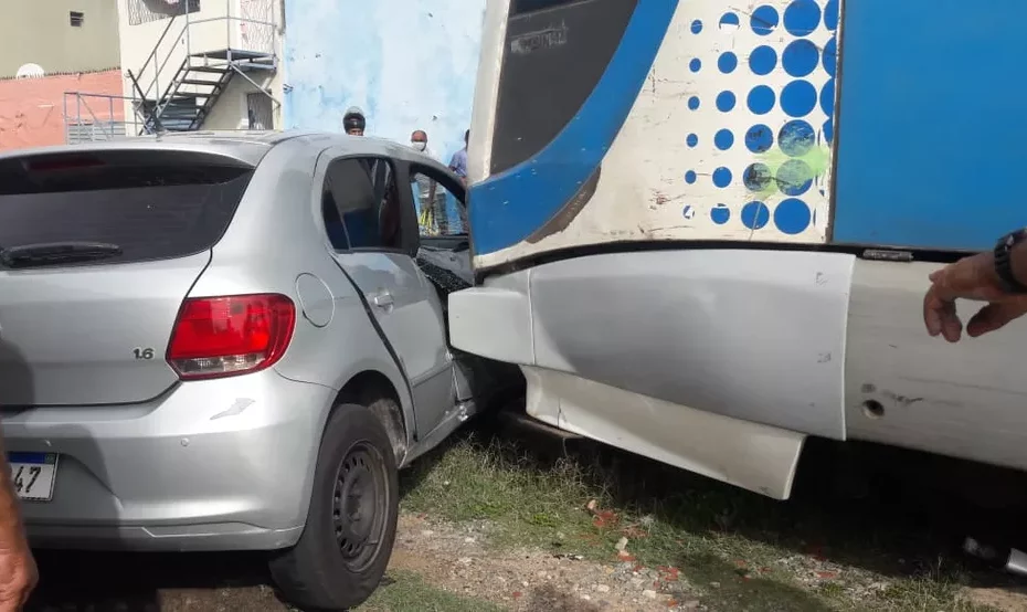 Carro é atingido por trem em linha férrea de Natal - Foto: Ronaldo/g1