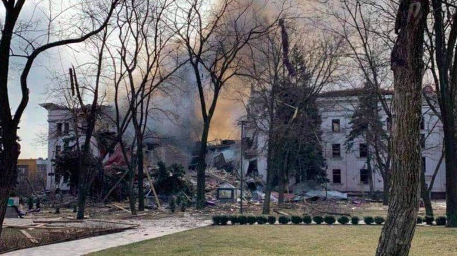 Rússia bombardeia escola de arte onde estavam abrigadas 400 pessoas - Foto: Reprodução/Twitter