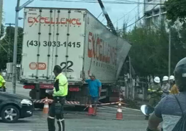 Após caminhão colidir com poste, semáforos ficam com problemas na Zona Leste de Natal - Foto: Bom Dia RN/InterTV Cabugi
