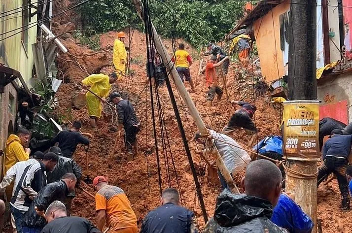 Equipes de resgate atuam em deslizamento provocado pelas fortes chuvas no Rio de Janeiro Foto: Prefeitura de Angra dos Reis