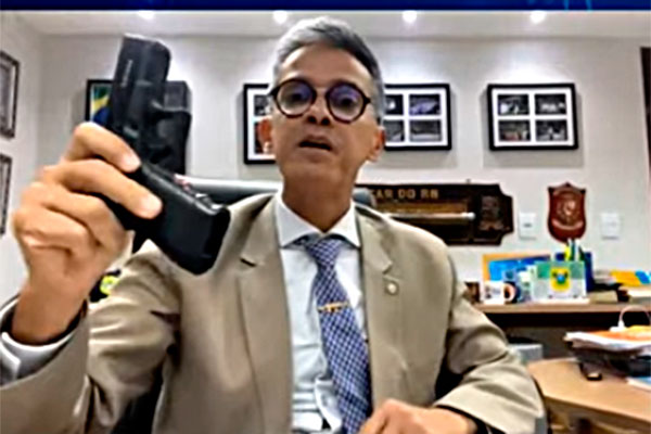 Deputado do RN, armado, desafia Lula a ir à sua casa: "Estou aqui lhe esperando." - Foto: Reprodução