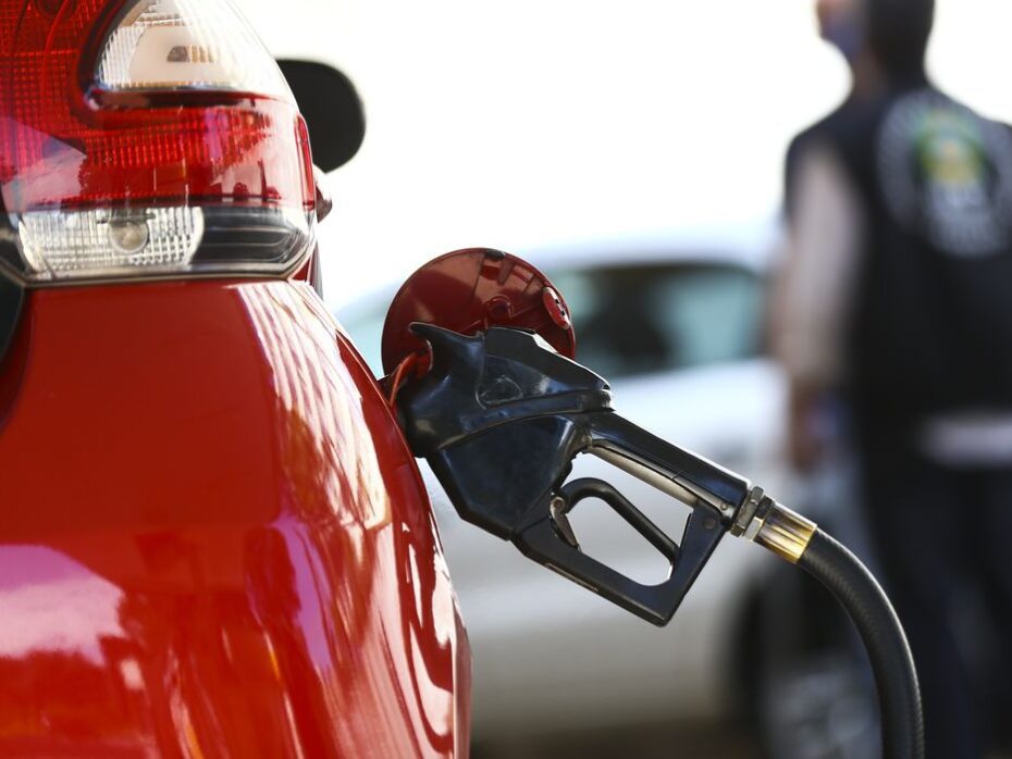 No caso da gasolina, o litro caiu de R$ 3,22 para R$ 3,02, uma redução de 20 centavos (- 6,2%) - Foto: Marcelo Camargo / Agência Brasil