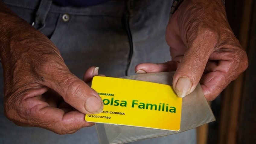 Cartão do Programa Bolsa Família. Número de beneficiários cresceu 49% em 2022 Ana Nascimento - CCE