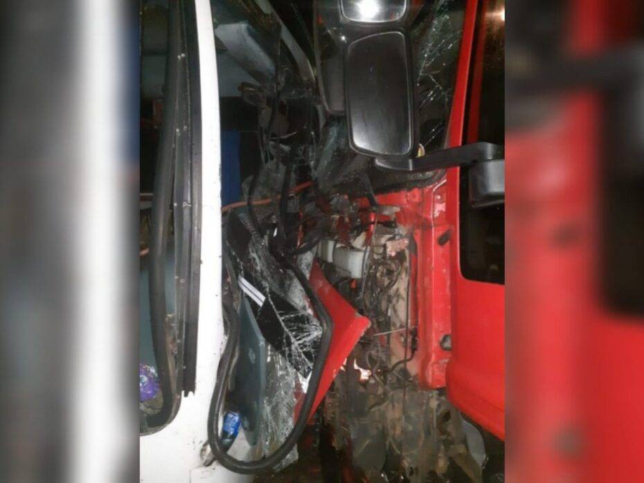 Carreta colide com ônibus escolar que transportava pelo menos 40 alunos - Foto: Reprodução