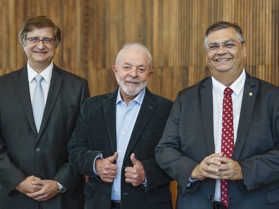Presidente Lula (PT) com Flávio Dino e Paulo Gonet, indicados para o STF e a PGR - Foto: Ricardo Stuckert / PR