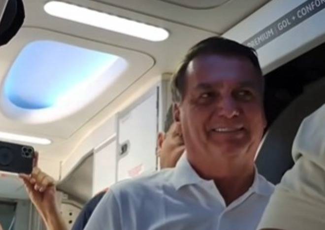 Enteada de Bolsonaro embarca em voo comercial para Orlando nesta quarta