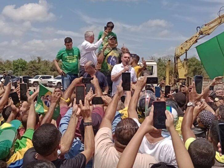 Ex-presidente Jair Bolsonaro discursa para apoiadores do lado de fora do Aeroporto de São Gonçalo do Amarante - Foto: Reprodução