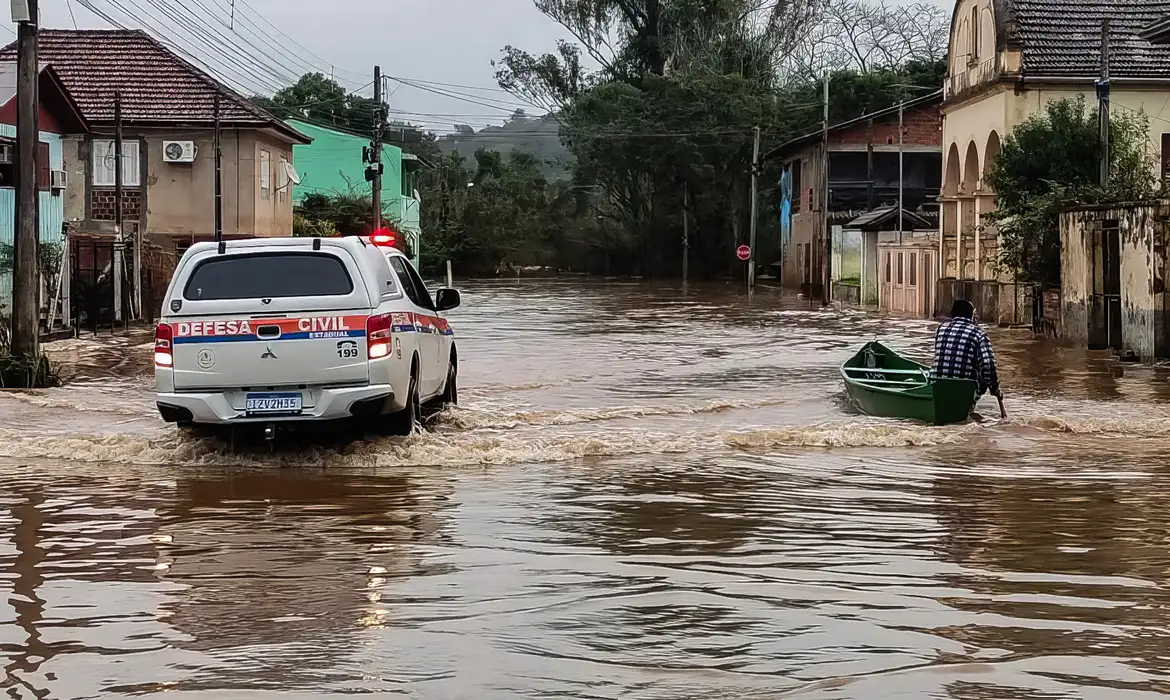 Com ruas e casas inundadas, Porto Alegre e Região Metropolitana estão em  alerta diante de mais chuva e nova formação de ciclone