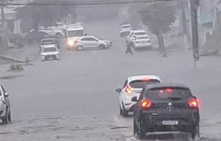 Rua alagada em Natal por causa das fortes chuvas desta sexta-feira (15) - Foto: Reprodução