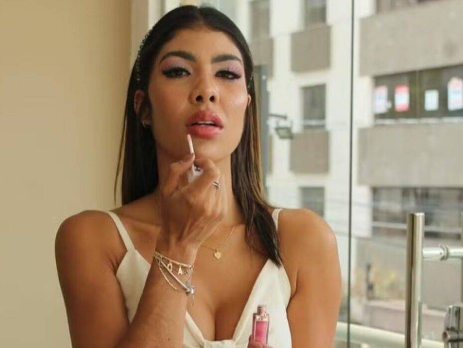 Isabela apresentava cosméticos nas redes sociais — Foto: Redes Sociais / Reprodução