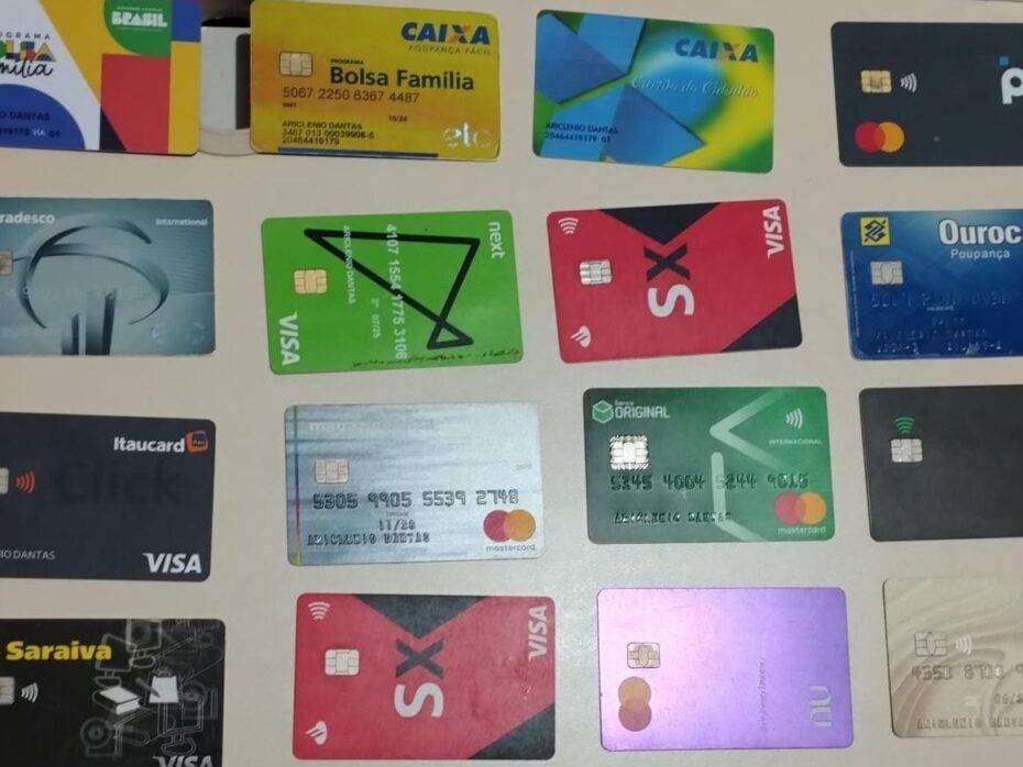 Cartões de crédito apreendidos pela Polícia Civil em Carnaúba dos Dantas, no Seridó - Foto: Reprodução