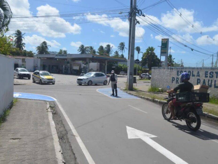 Trânsito orientado por agentes de mobilidade no centro da cidade de Macaíba, onde há mais motos do que automóveis - Foto: Prefeitura de Macaíba / Reprodução