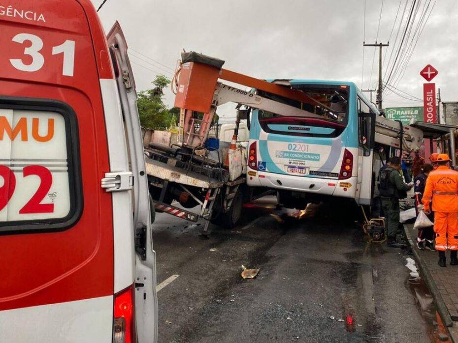 Dois passageiros de ônibus morrem em acidente com caminhão guincho - Foto: Isaac Macêdo / Sistema Verdes Mares