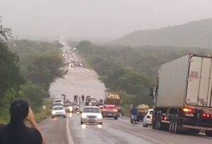 BR-304 é totalmente interditada em Lajes após rio transbordar — Foto: Reprodução/Redes sociais