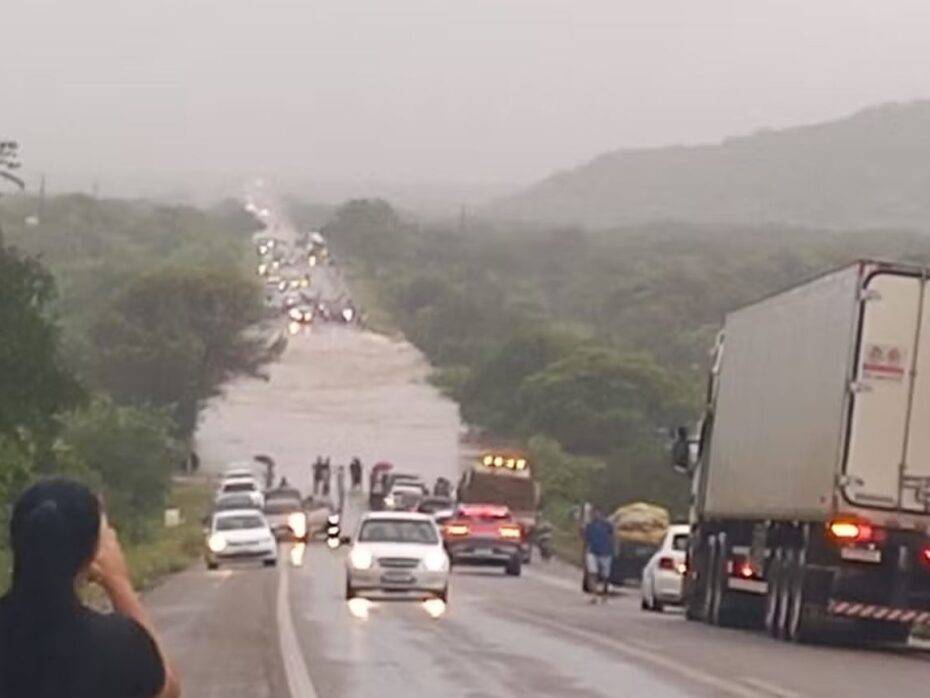 BR-304 é totalmente interditada em Lajes após rio transbordar — Foto: Reprodução/Redes sociais