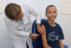 Criança sendo vacinada em Natal; campanha começou na capital potiguar em 19 de fevereiro - Foto: SMS / Reprodução