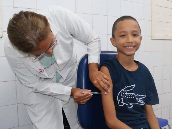 Criança sendo vacinada em Natal; campanha começou na capital potiguar em 19 de fevereiro - Foto: SMS / Reprodução