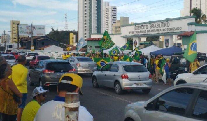 Manifestantes bolsonaristas protestam em frente a quartel na Avenida Hermes da Fonseca - Foto: Twitter / Reprodução