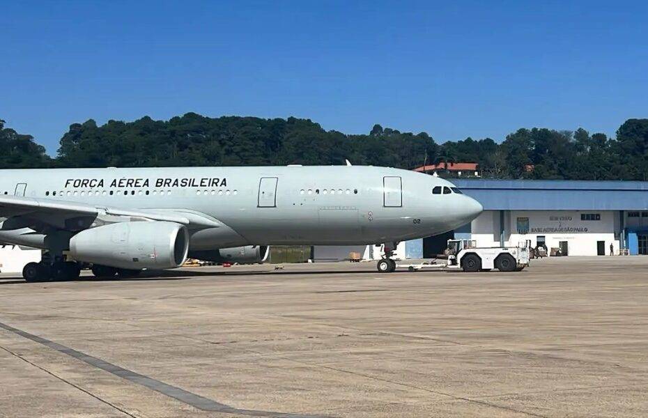 O avião militar voa carregado com 34 toneladas de donativos, como fardos de água, cestas básicas, colchões, cobertores e medicamentos doados pela população de várias partes do país. Foto: Agência Brasil