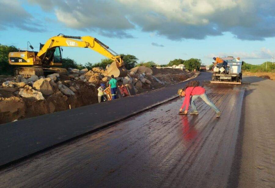 Operários trabalham na construção do desvio da BR-304 - 